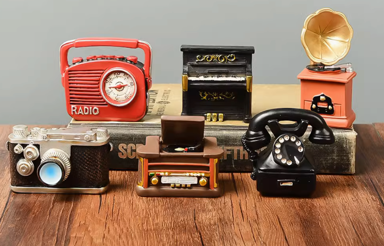 Vintage Miniature Retro Desk Ornaments Set – 15-Piece Collection of Typewriters, Cameras, Phones, Gramophones & More – Classic Home Decor & Gift Idea